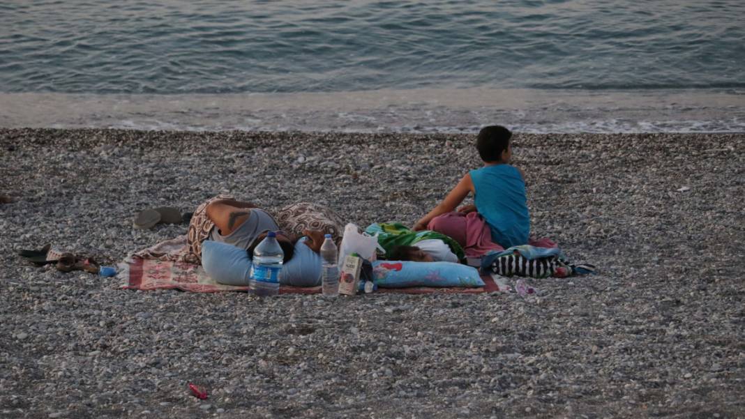 Nefes alamayan Antalyalılar sahilde sabahladı. Sıcaklık 45 dereceyi gördü 6